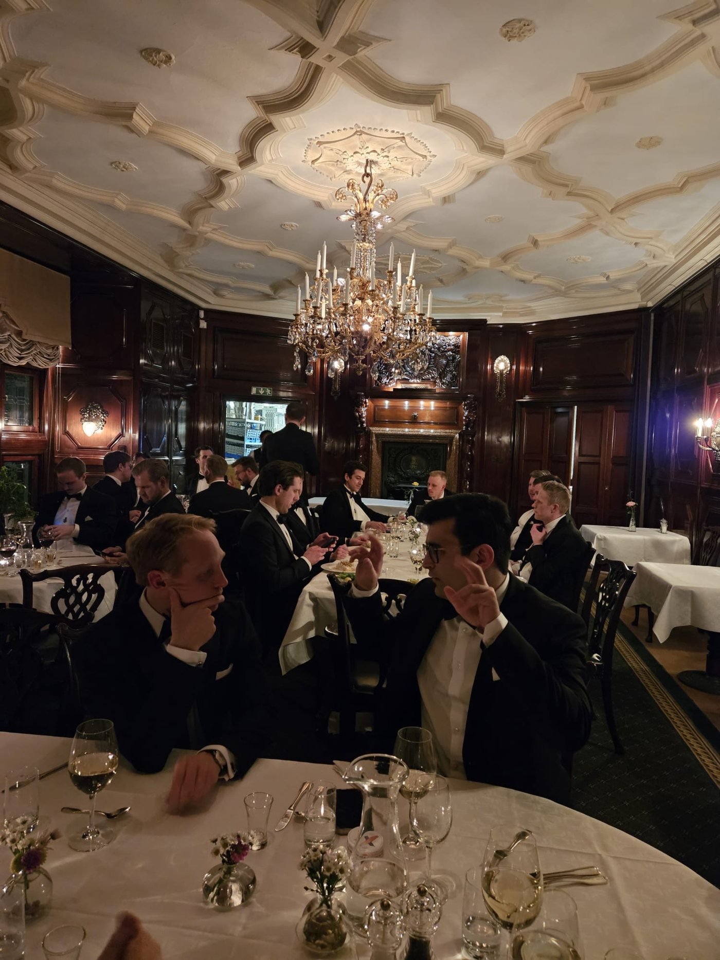 Middagsgäster vid dukat bord under GlennGalan 2026