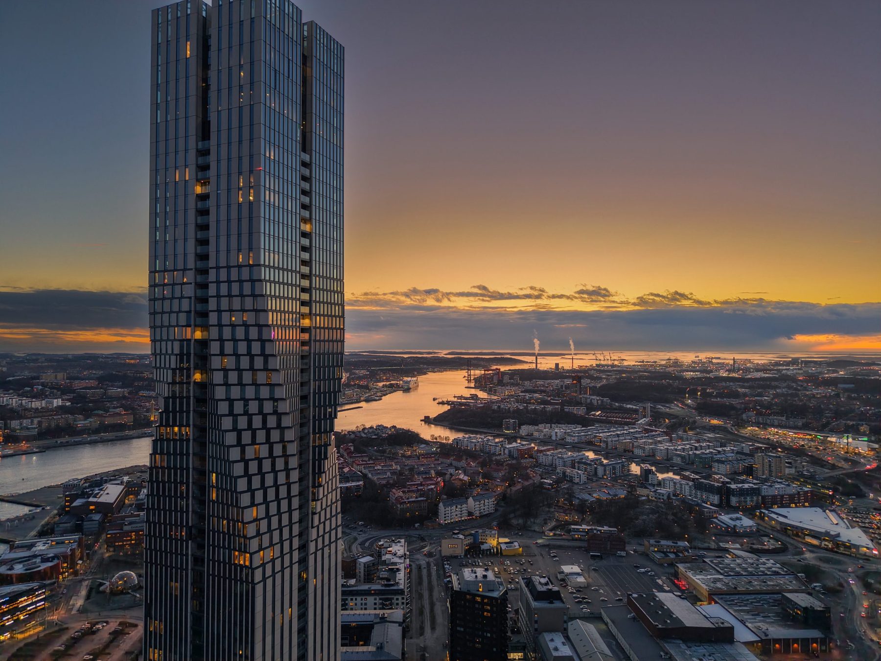 Utsikt från Karlatornet över Göteborg i skymning